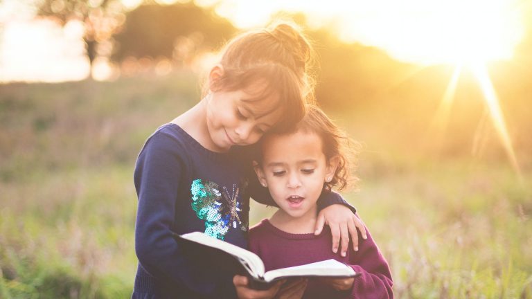 Niños hermanos