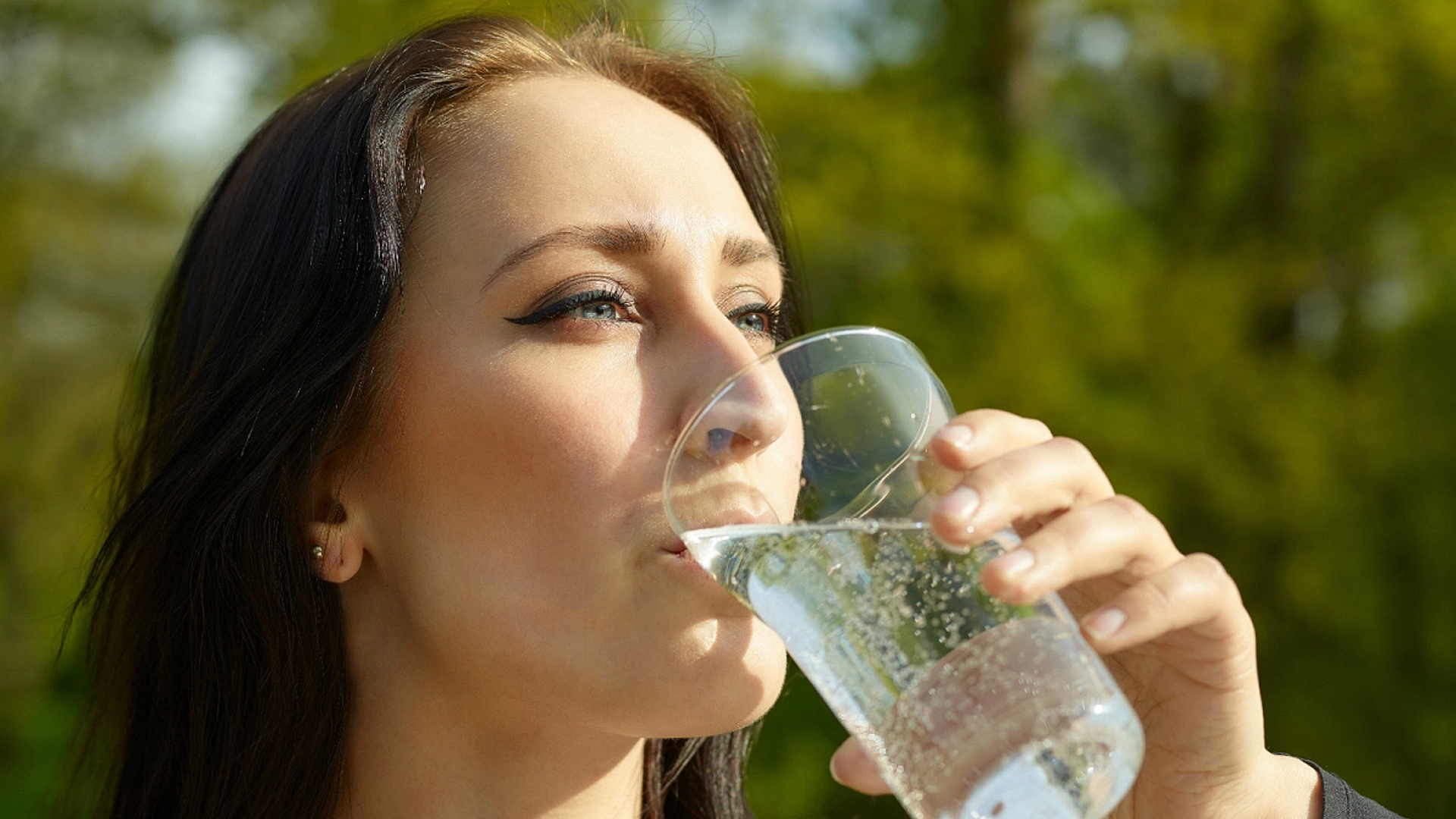 Мелкими глотками. Девушка пьет воду. Минеральные воды пить. Утоление жажды. Человек пьет минеральную воду.
