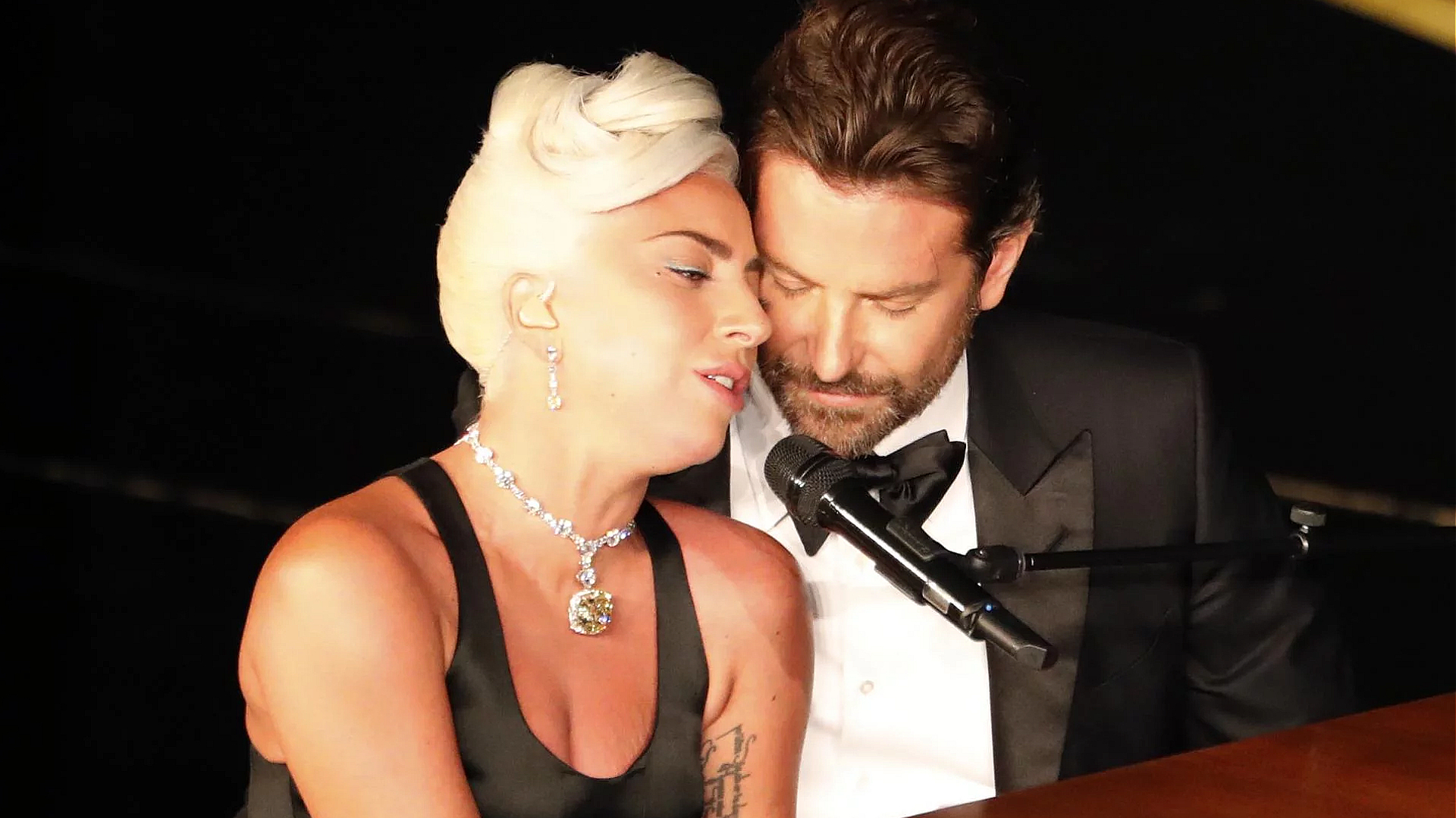 Леди гага и брэдли слушать. Леди Гага и Брэдли Купер shallow. Леди Гага и Брэдли Купер песня. Lady Gaga and Bradley Cooper Concert.