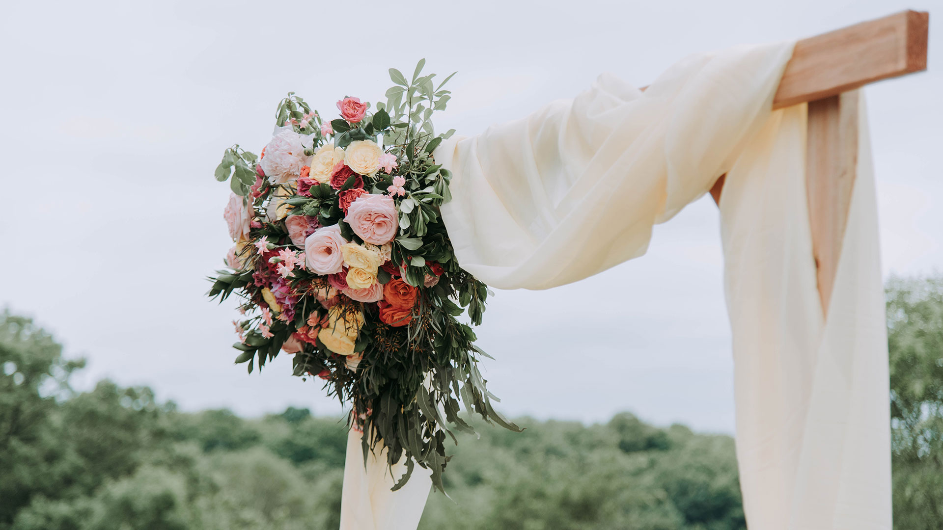 Arcos de flores, una decoración que no puede faltar en tu boda