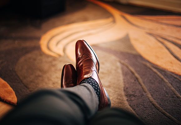 Zapato negro marrón? Resuelve el dilema | Luxonomist