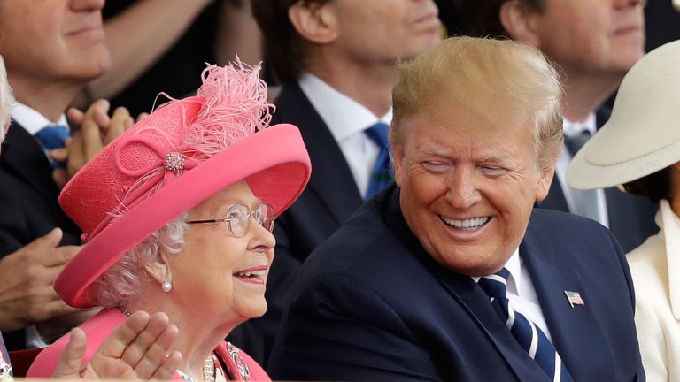 Isabel II y Donald Trump