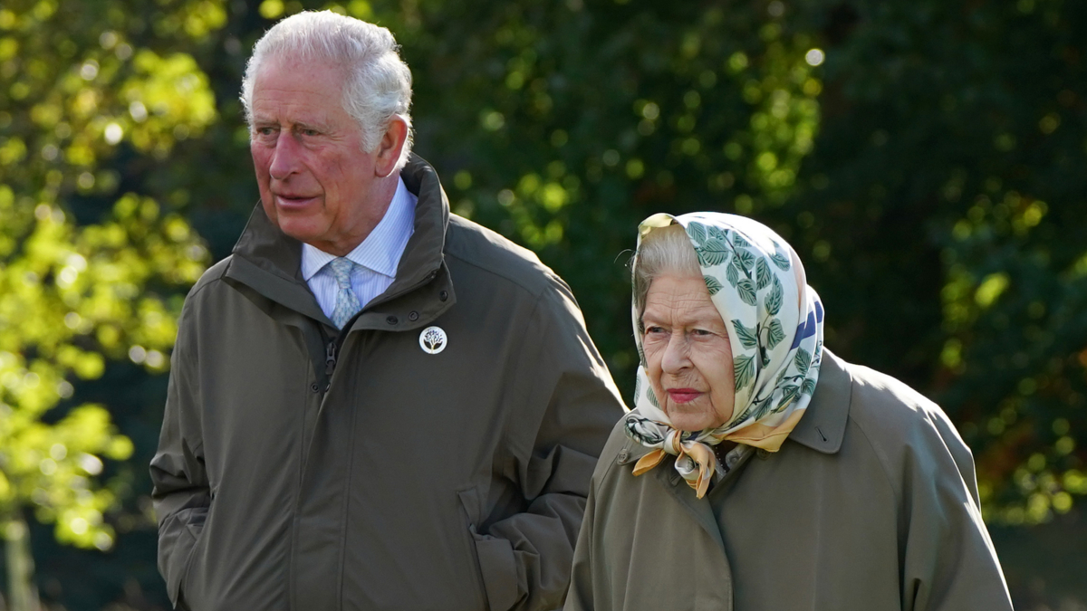 Isabel II y Príncipe Carlos (Foto: Gtres)