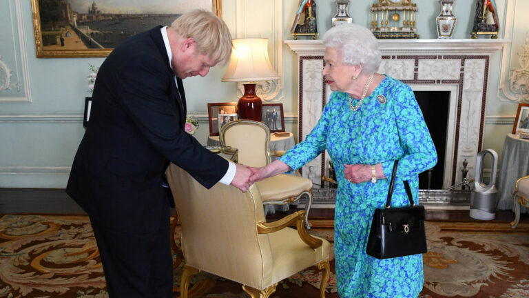 Isabel II Boris Johnson (Foto: Gtres)