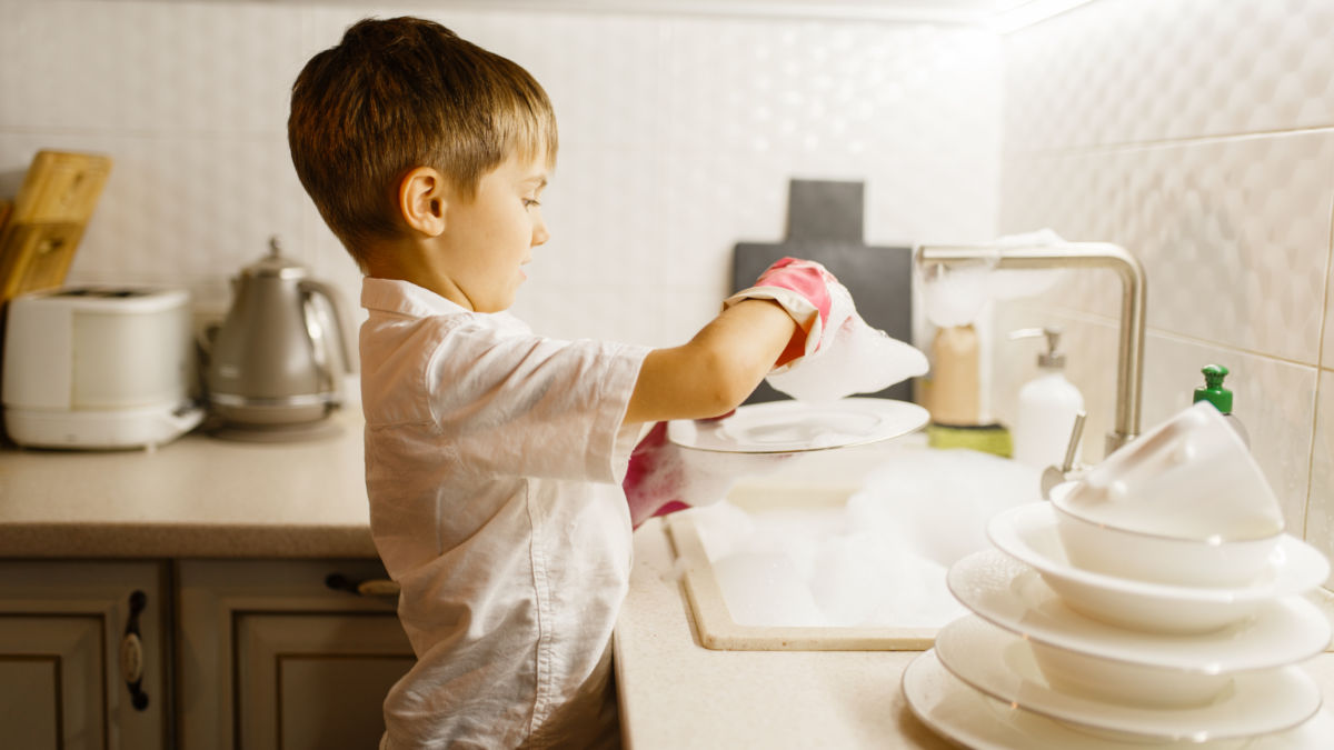 Niños tareas hogar (Foto: Gtres)