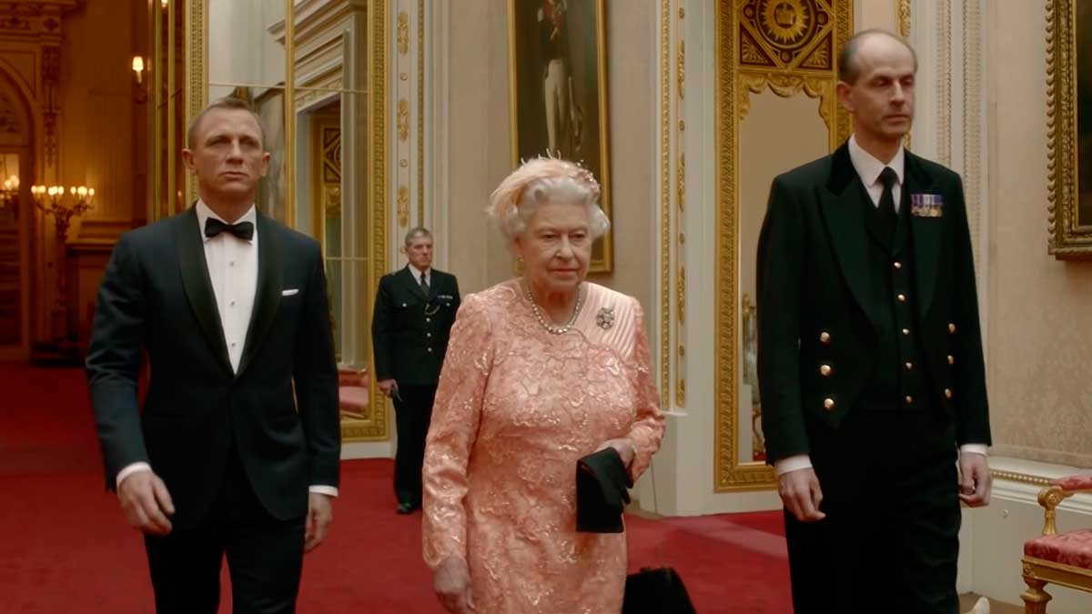 Isabel II y Daniel Craig