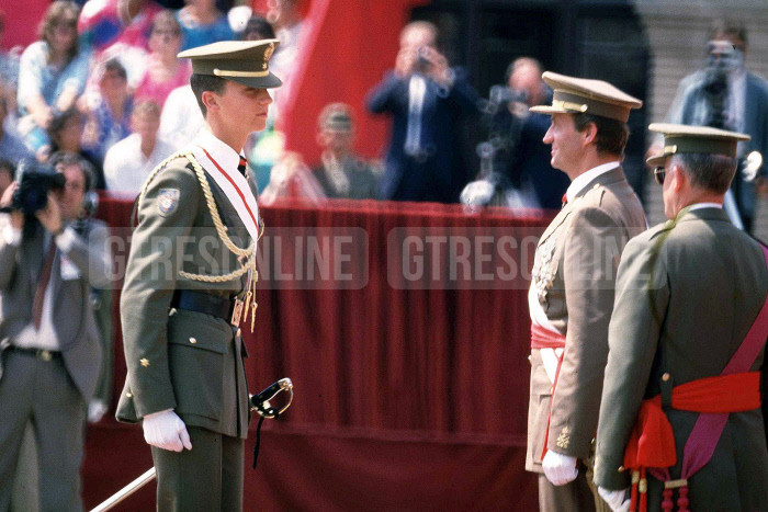  El príncipe de Asturias, Felipe de Borbón y Grecia recibiendo de su padre el rey Juan Carlos I el despacho de caballero alférez cadete de Infanteria y la Gran Cruz de la Orden del Merito Militar en la Academia General Militar de Zaragoza (Foto: Gtres)