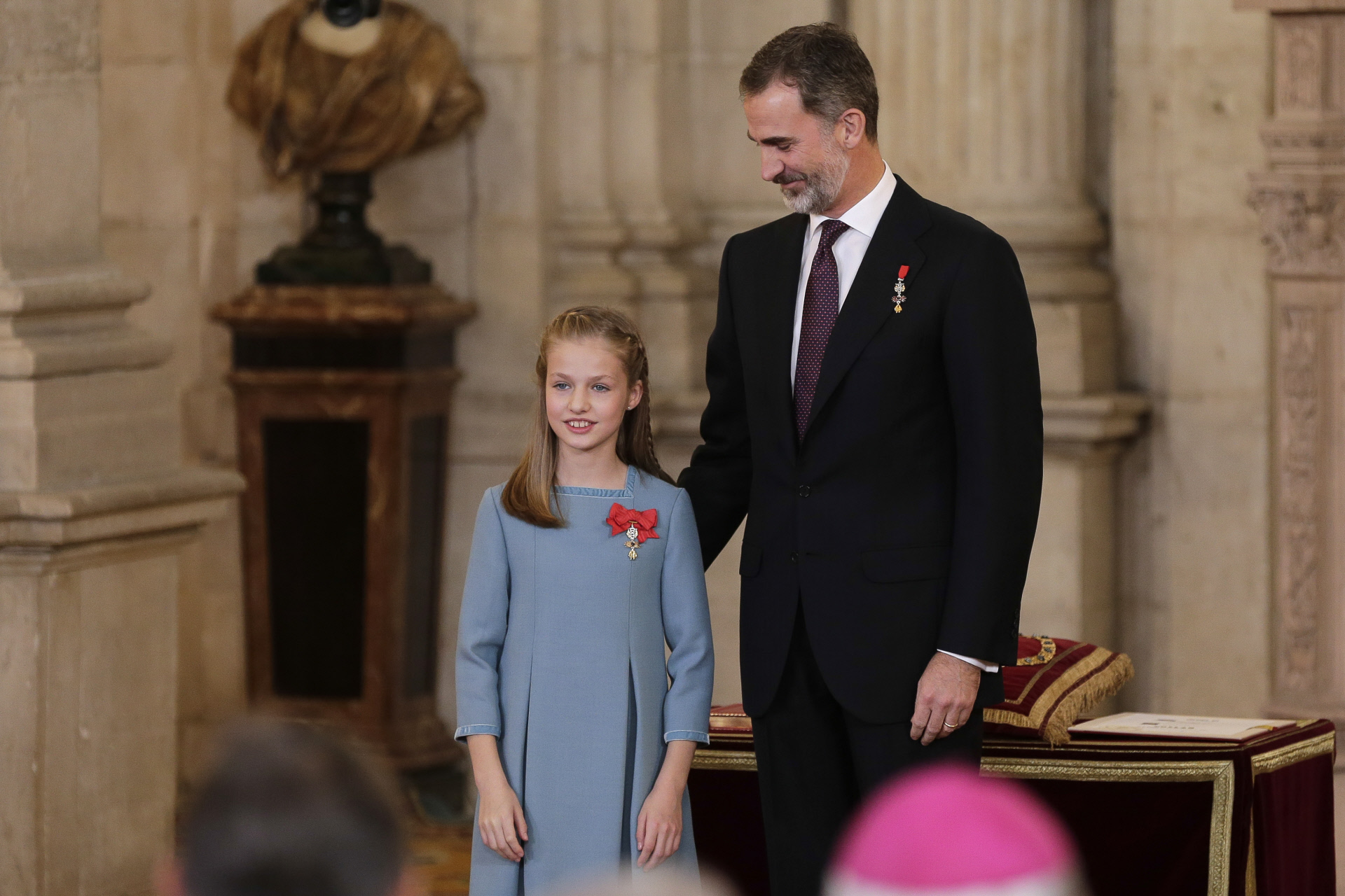 El 30 de enero de 2018, en su 50 cumpleaños, Felipe VI impuso la orden del Toisón de Oro a su primogénita, la princesa Leonor (Foto: Gtres)