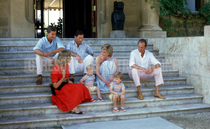 Los reyes Juan Carlos y doña Sofía junto al príncipe Felipe durante