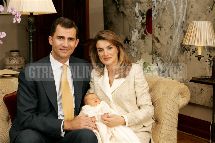 Felipe VI junto a su hija Leonor y la reina Letizia a los pocos días de su nacimiento el 31 de octubre de 2005 (Foto: Gtres)