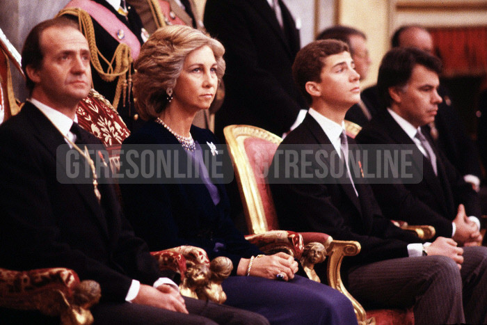 Los reyes de España Juan Carlos I y Sofía de Grecia con el príncipe Felipe de Borbón y el presidente Felipe González durante su jura de la Constitución en Madrid30/01/1986 (Foto: Gtres)