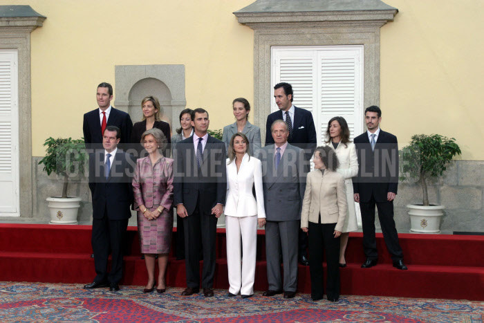 Primera foto de familia tras la pedida de mano del príncipe Felipe de Borbón y Letizia Ortiz Rocasolano (Foto: Gtres)