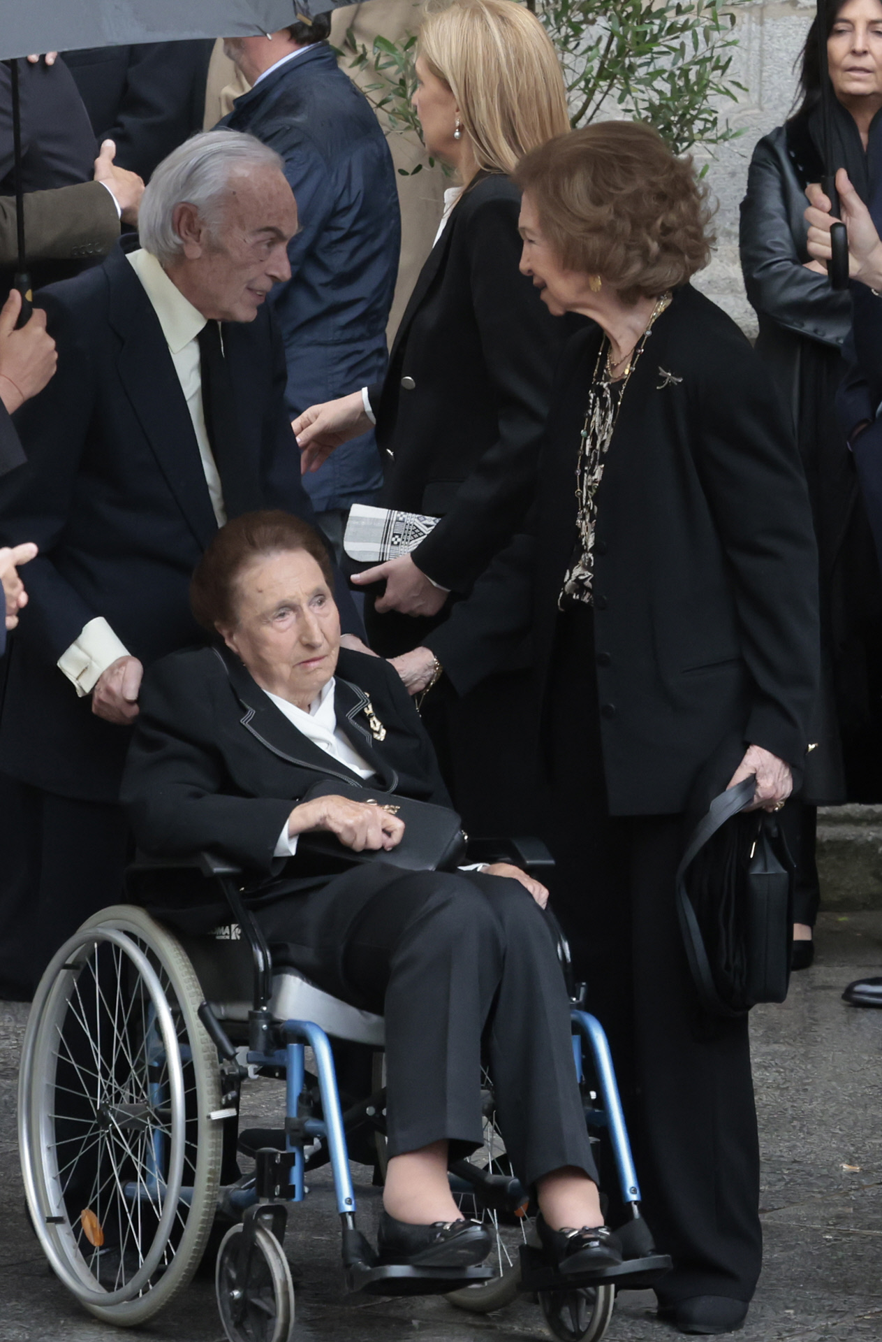 Sofia of Greece and Carlos Zurita and Margarita de Borbon during the funeral of Fernando Gomez