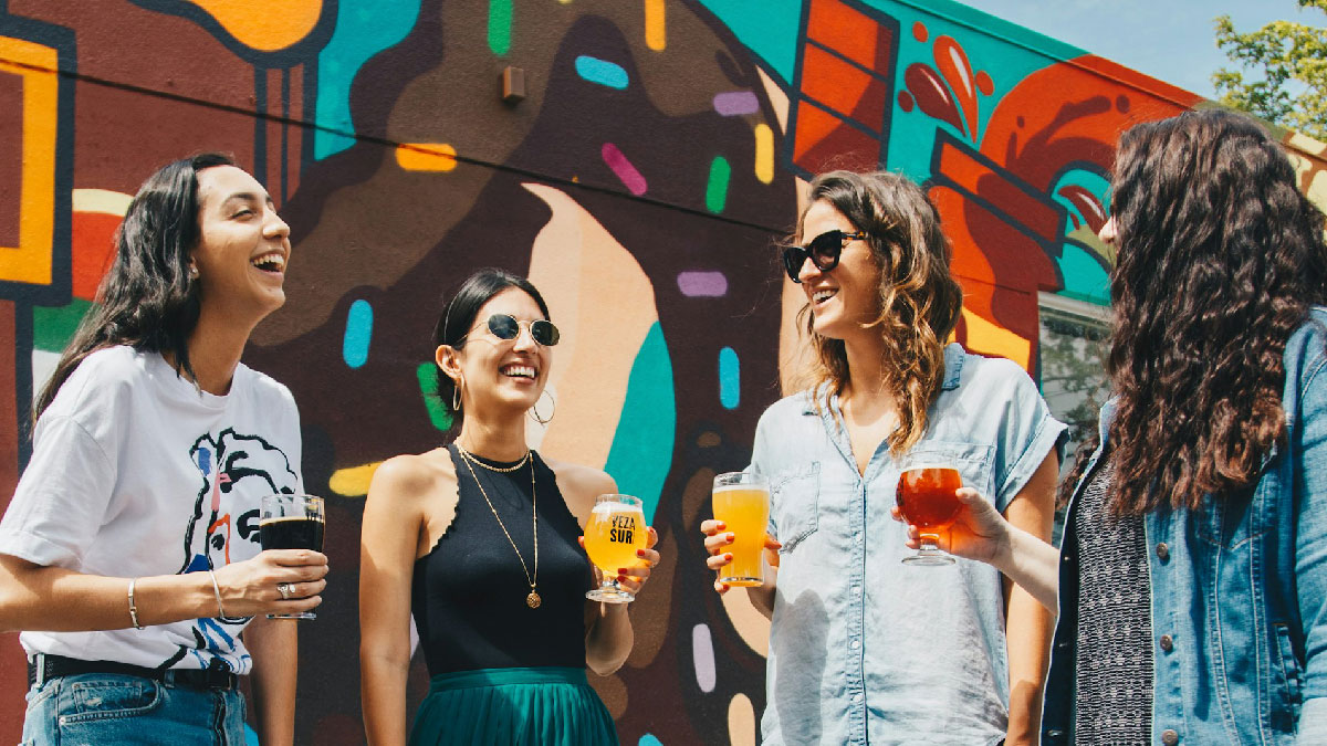 chicas amigas mujeres cerveza