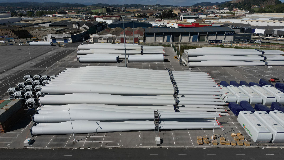 aerogeneradores de El Escudo en el puerto de santander 