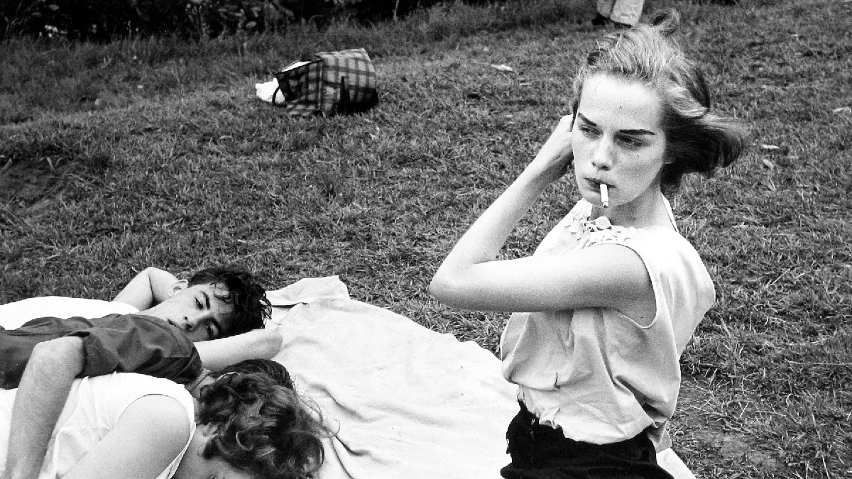 Bruce DAVIDSONBrooklyn Gang (girl smoking on picnic blanket) 1959