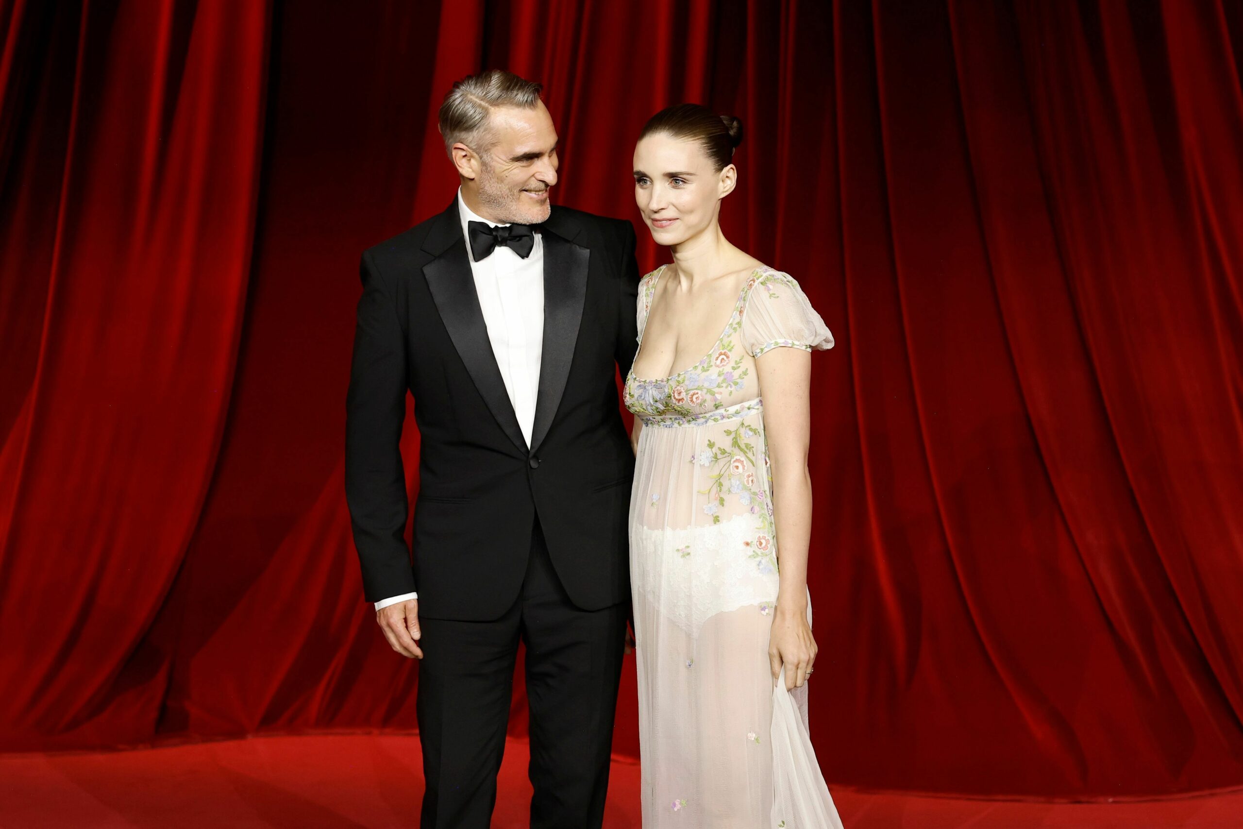 Joaquin Phoenix y Rooney Mara 