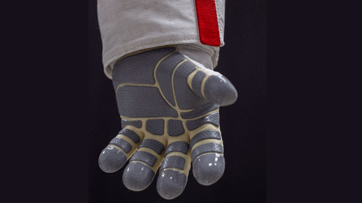 guantes traje espacial prada