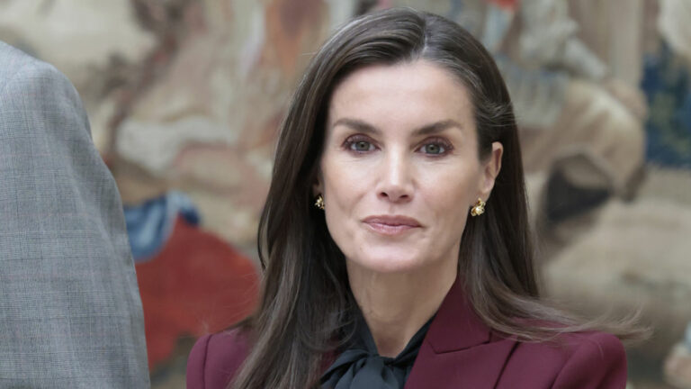 Letizia traje burdeos (Foto: Gtres)