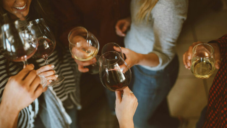 brindis vino amigas